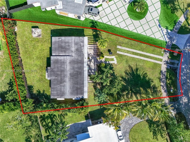 5 of 9 - 1835 N Hibiscus Dr, North Miami, FL