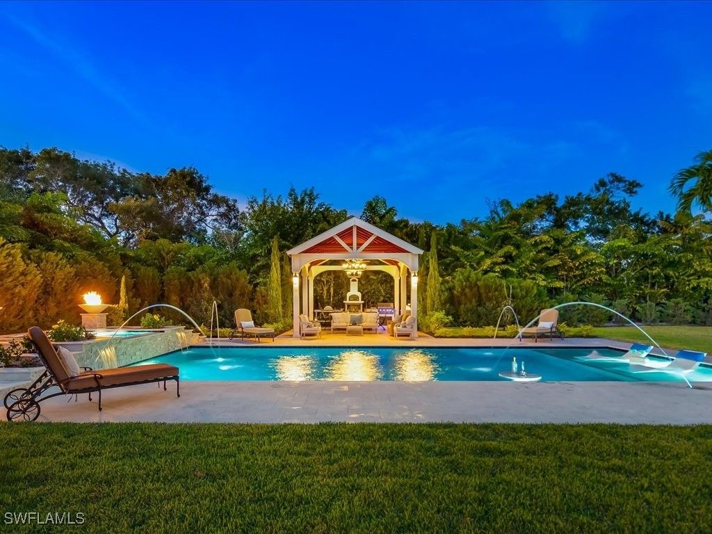 624 Ridge Dr, Naples