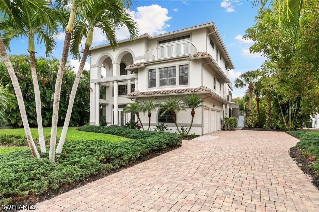 516 Spinnaker Dr, Marco Island