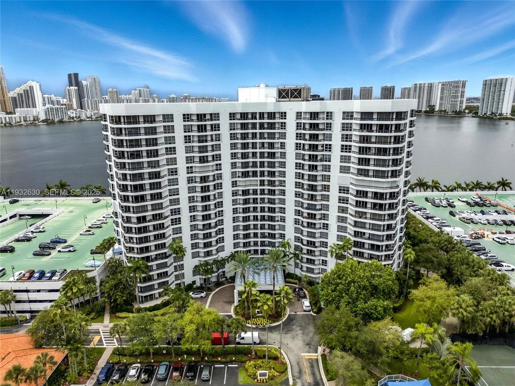 3600 Mystic Pointe Dr 305, Aventura