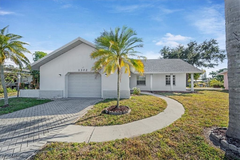 1302 Ne 4th Ter, Cape Coral