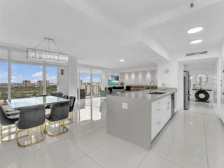 Photo of Listing #A11935611