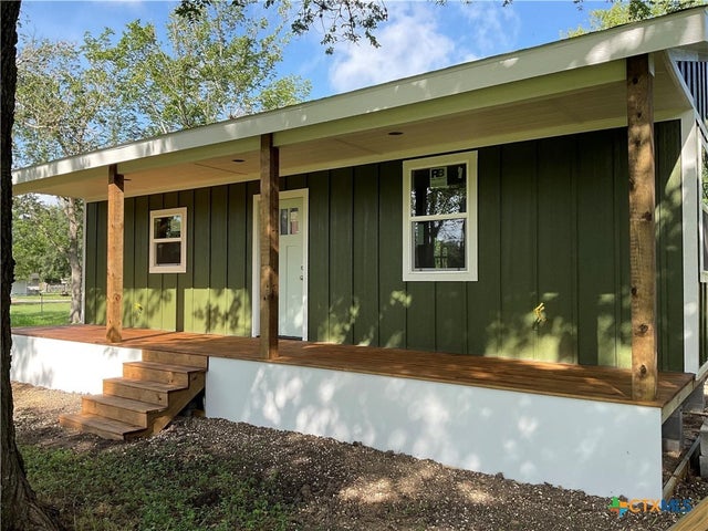 808 Josephine, Yoakum