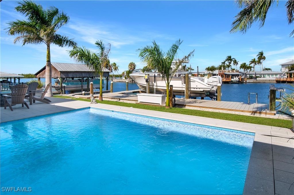190 Tahiti Cir, Naples