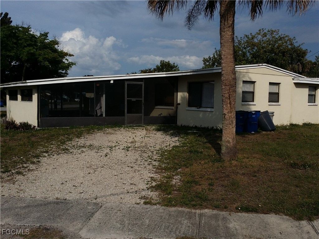 950 Lakeview Dr, North Fort Myers