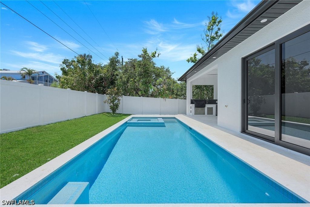 1312 Trl Ter Dr, Naples