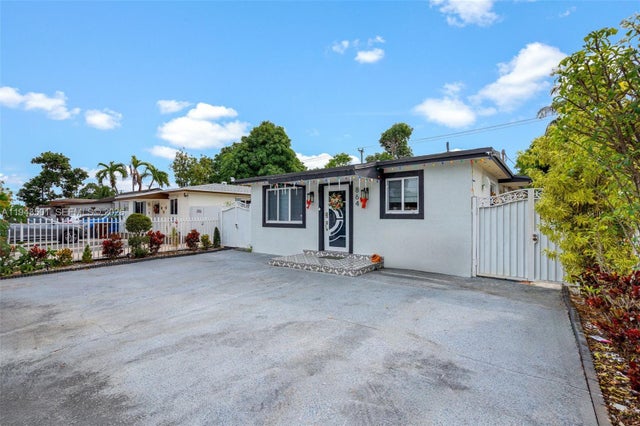 3 of 16 - 864 E 29th St, Hialeah, FL