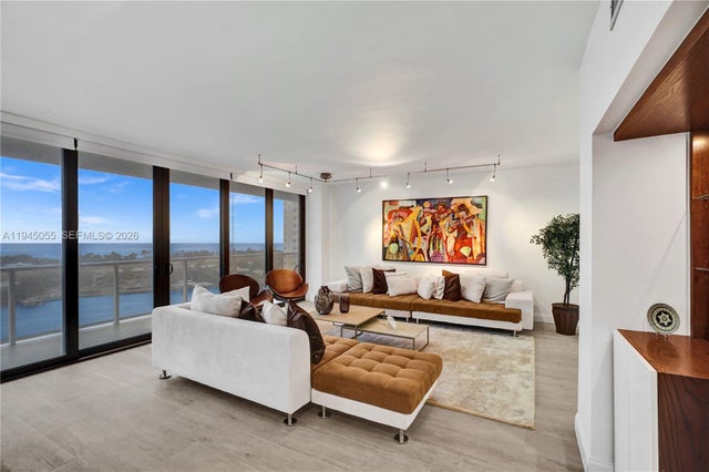 20281 E Country Club Dr 1002, Aventura