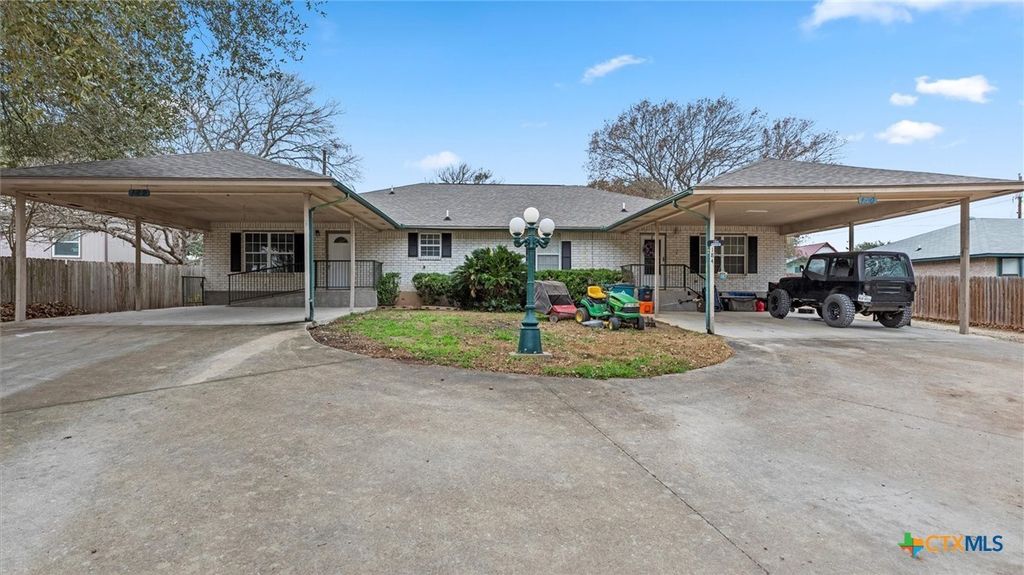 180 Oak Terrace, Seguin