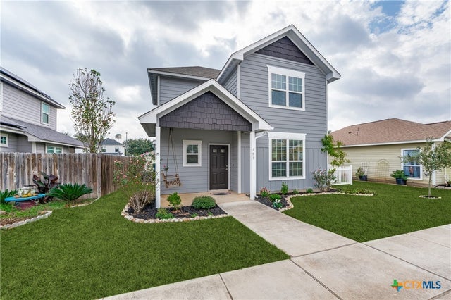 153 Lark Hill Road, Floresville