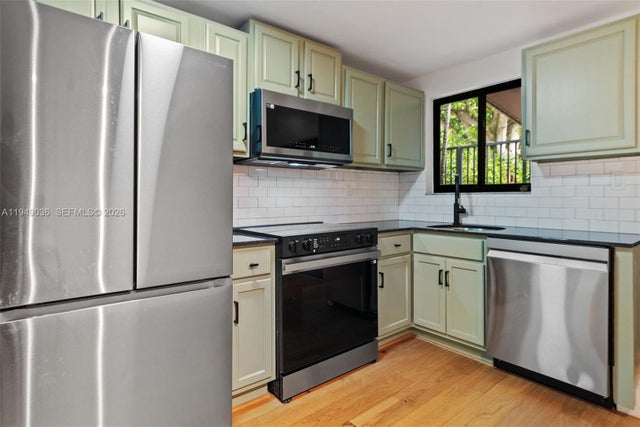 2 of 25 - 3076 Mcdonald St B, Miami, FL