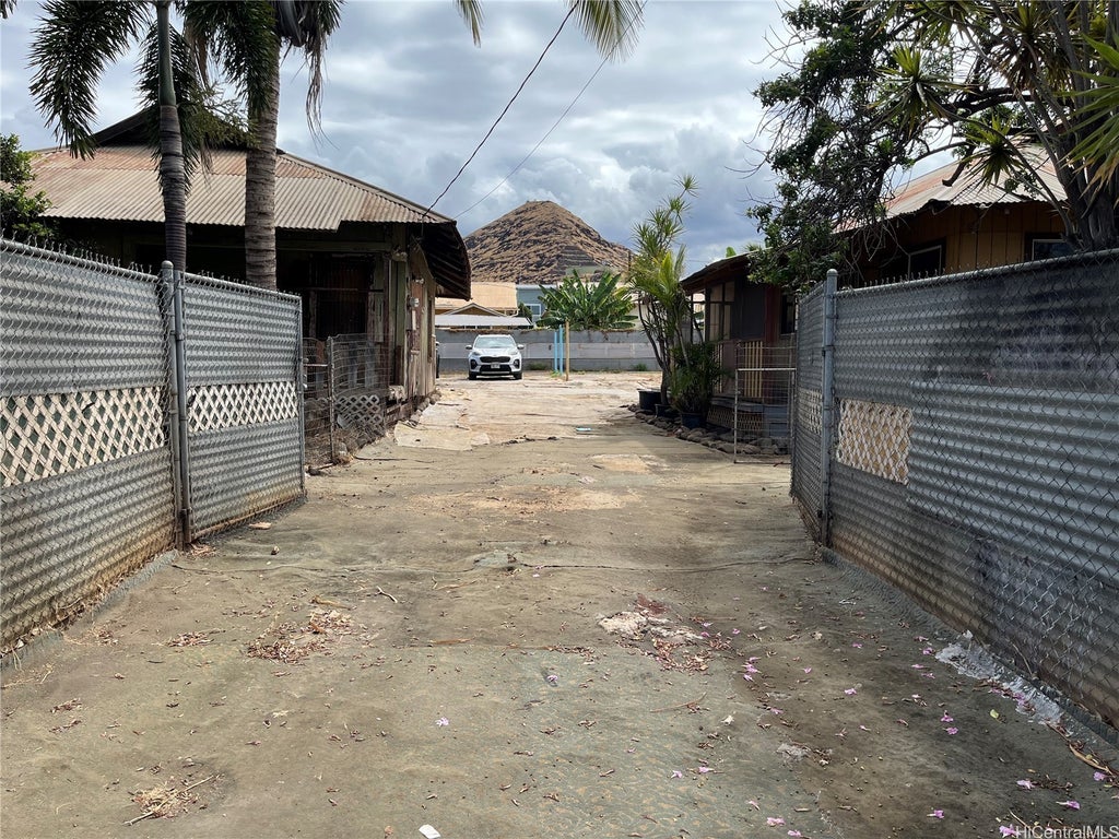 85-988 Farrington Highway, Waianae