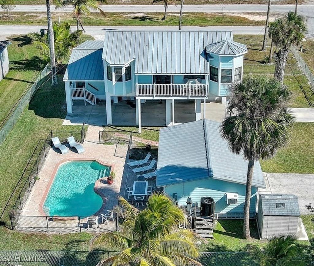 407 Copeland Ave N, Everglades City