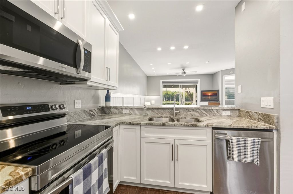 230 Newport Dr 602, NAPLES