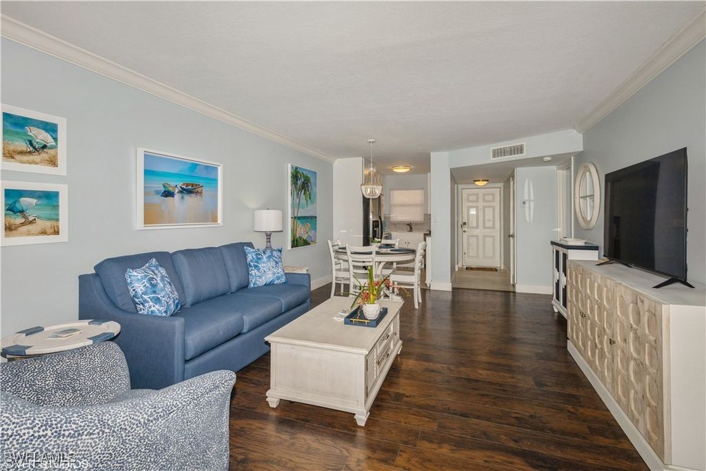190 Turtle Lake Ct 311, Naples