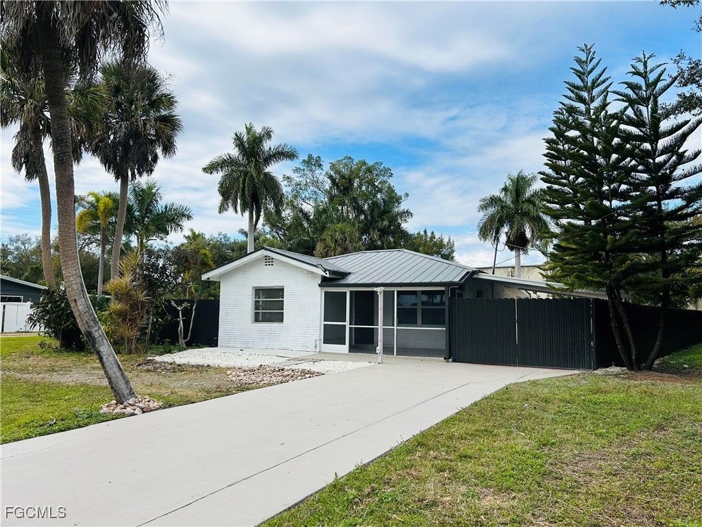 48 W North Shore Ave, NORTH FORT MYERS