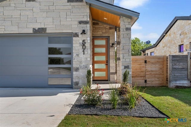 501 E Burton Street, Manor