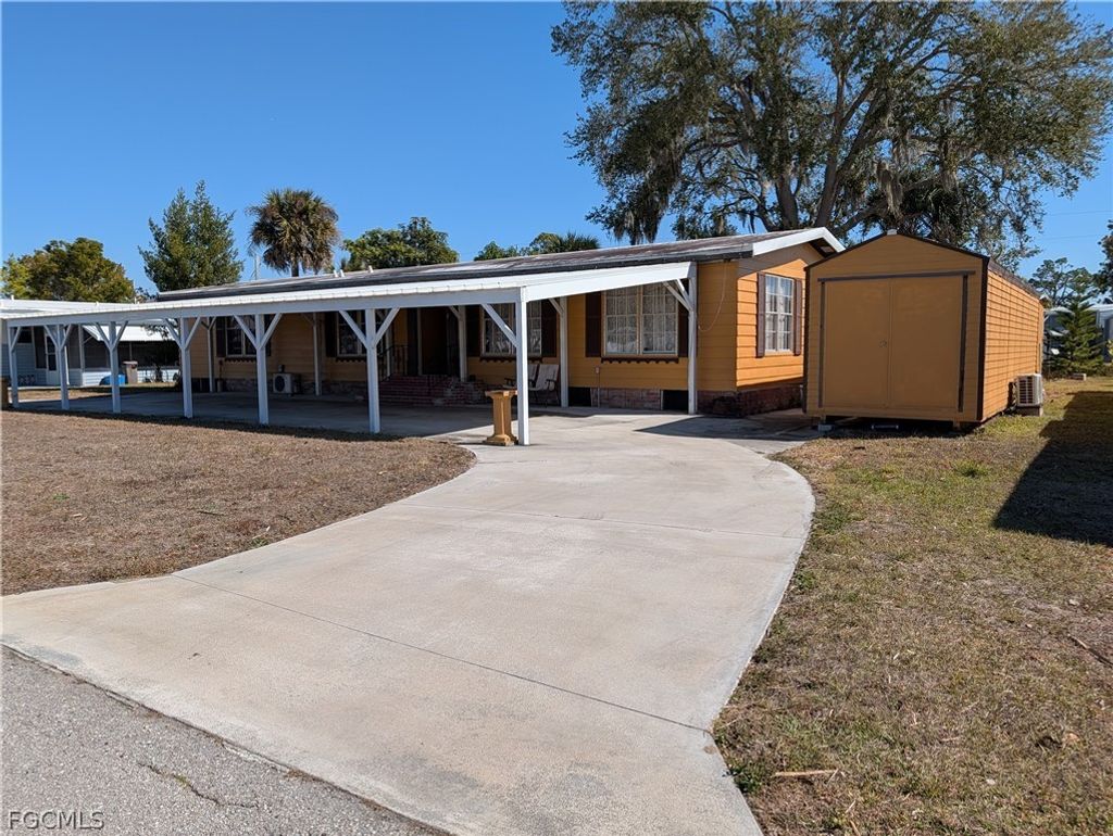 807 Holly Berry Ct, North Fort Myers