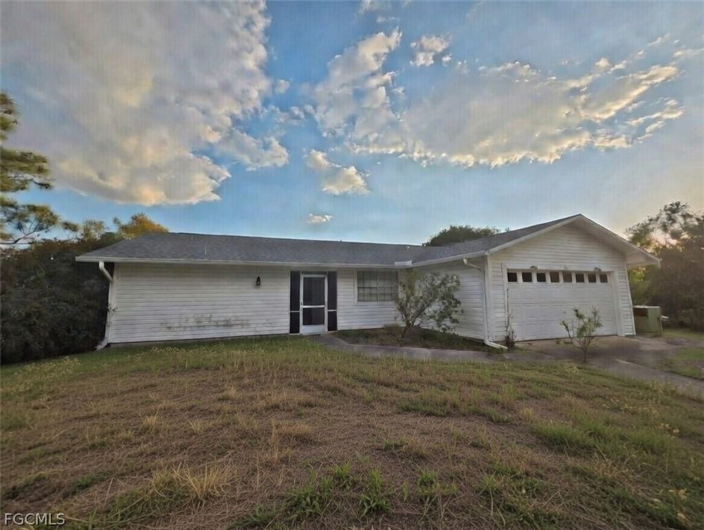 518 Jacaranda Pkwy E, Cape Coral