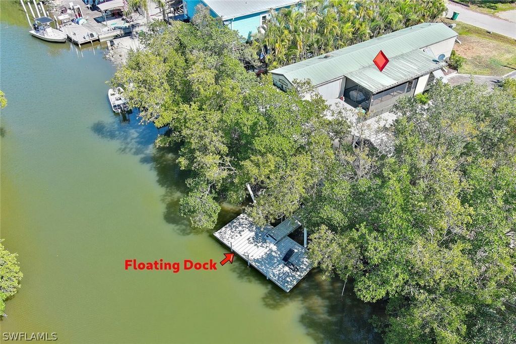33 Plantation Dr, Everglades City