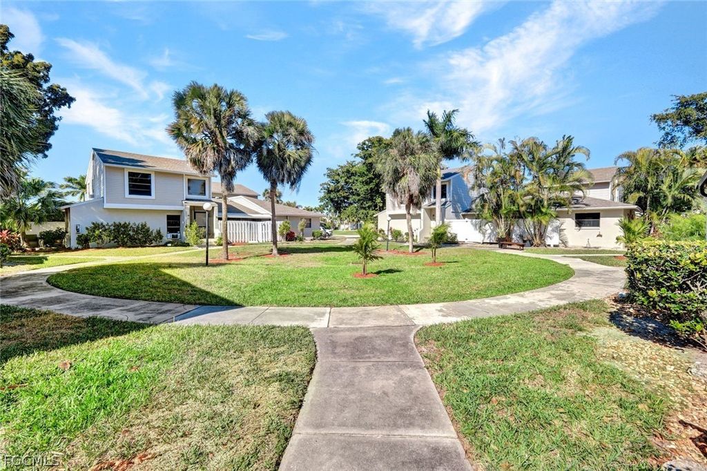 1423 Sw Ctyards Ter 70, Cape Coral