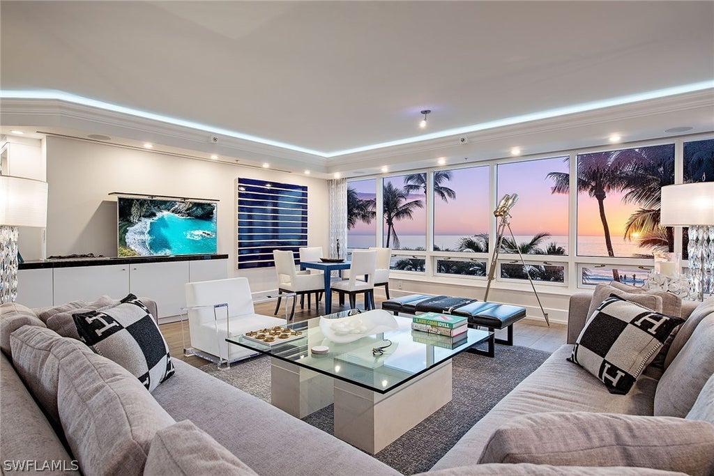 9235 Gulf Shore Dr Tl2, Naples