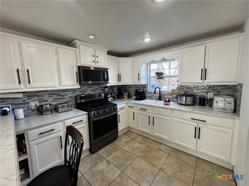 918 N Guadalupe Street, Seguin