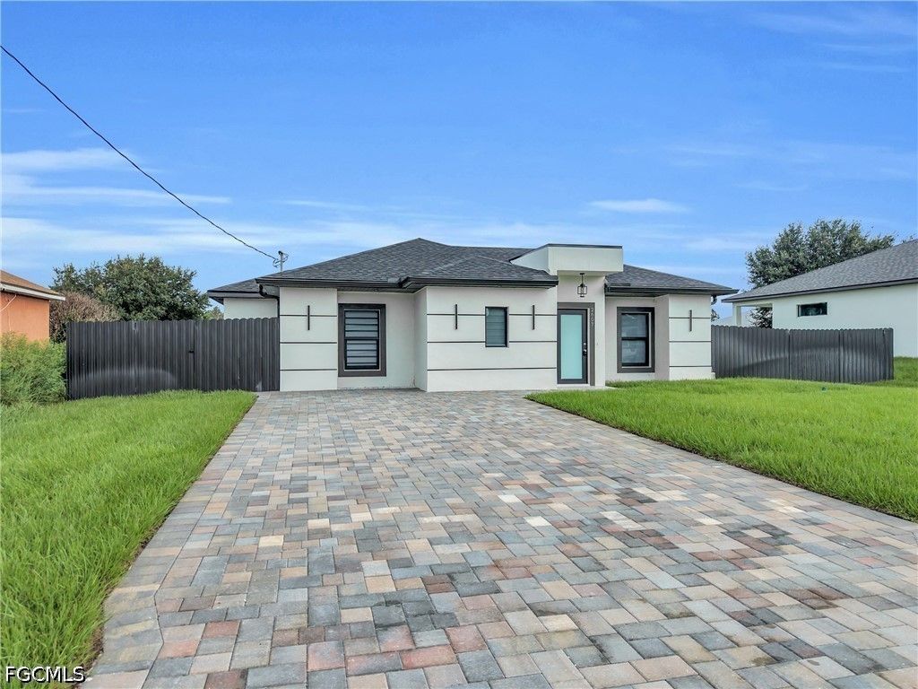 2607 41st St W, LEHIGH ACRES