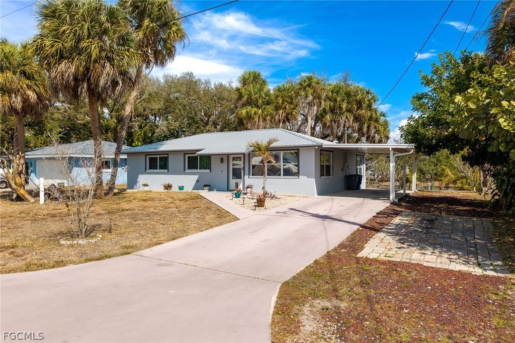 1006 April Ln, NORTH FORT MYERS