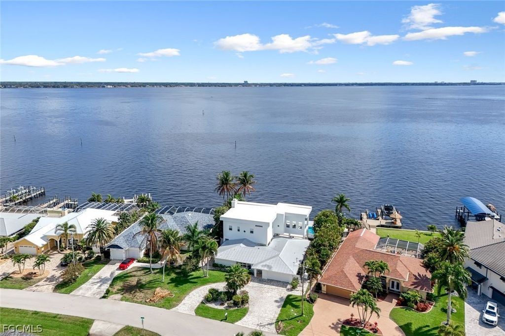 2302 Se 28th St, CAPE CORAL
