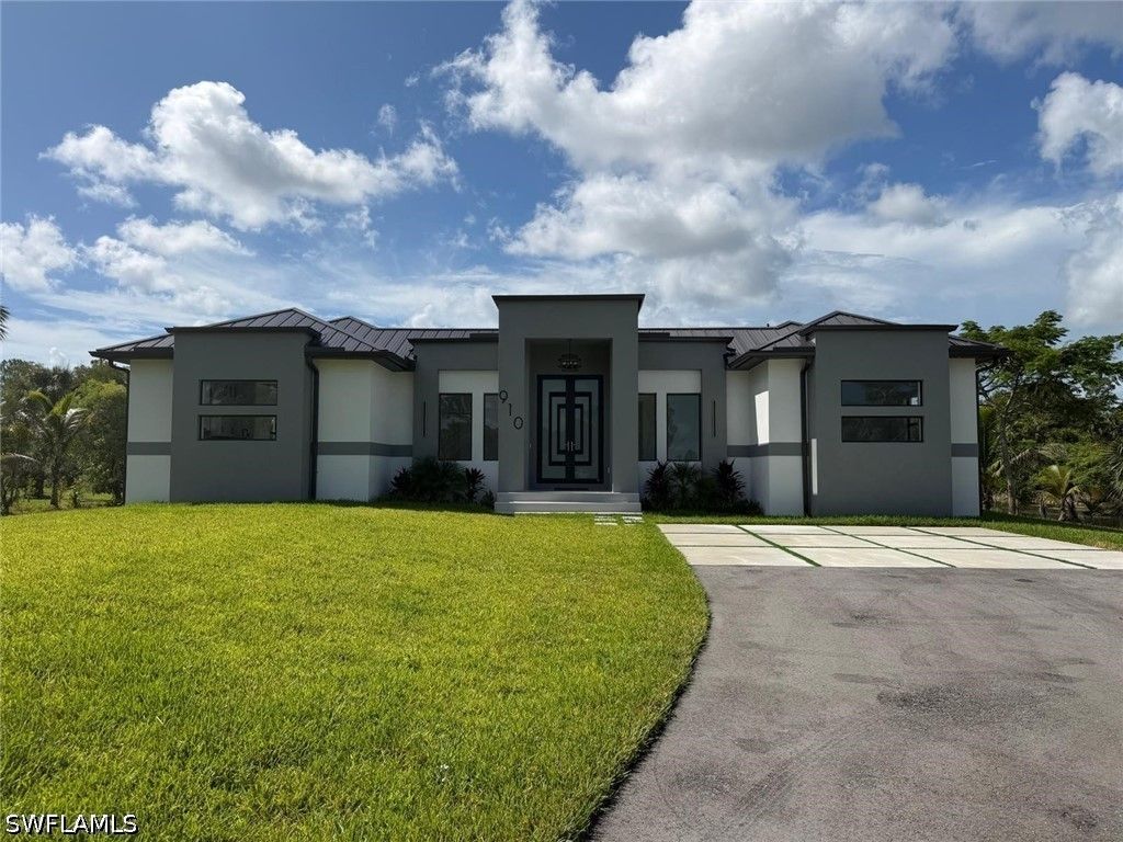 910 Golden Gate Blvd E, Naples
