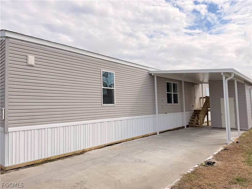 827 Peaceful Dr, North Fort Myers