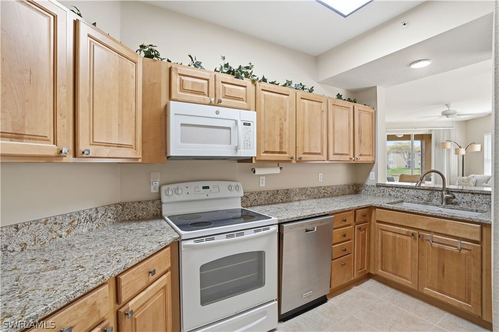6560 Huntington Lakes Cir 104, NAPLES