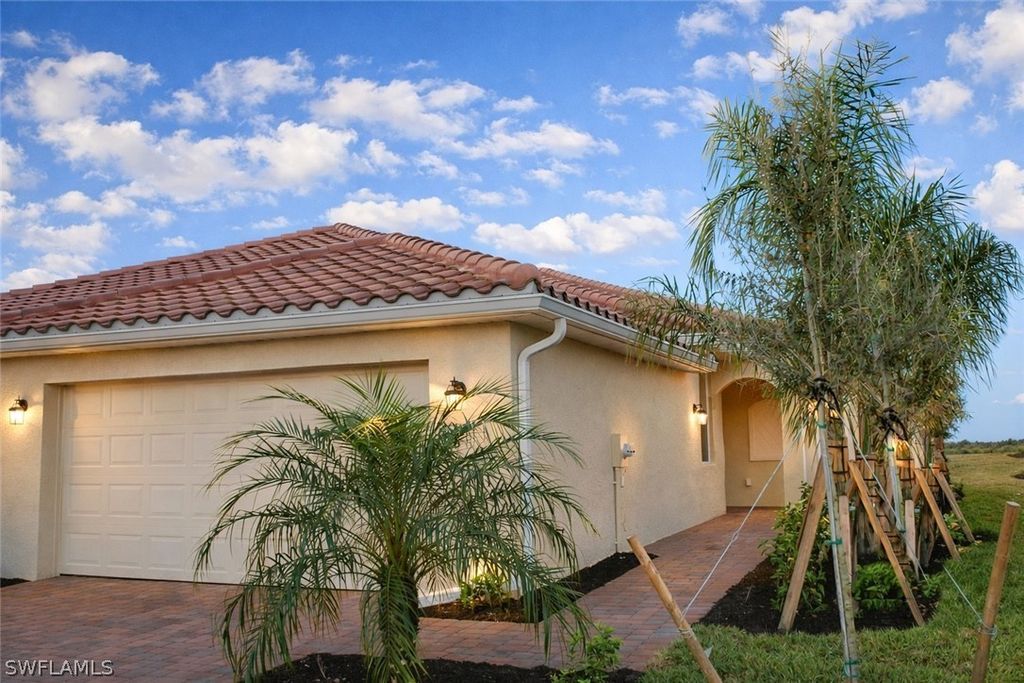 2681 Vine Ave, NAPLES