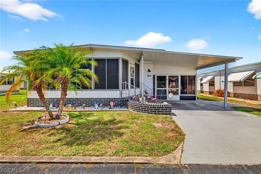 860 Moonlight Dr, NORTH FORT MYERS