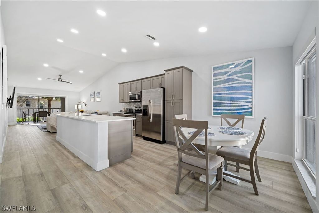 822 Gulf Pavilion Dr 201, NAPLES