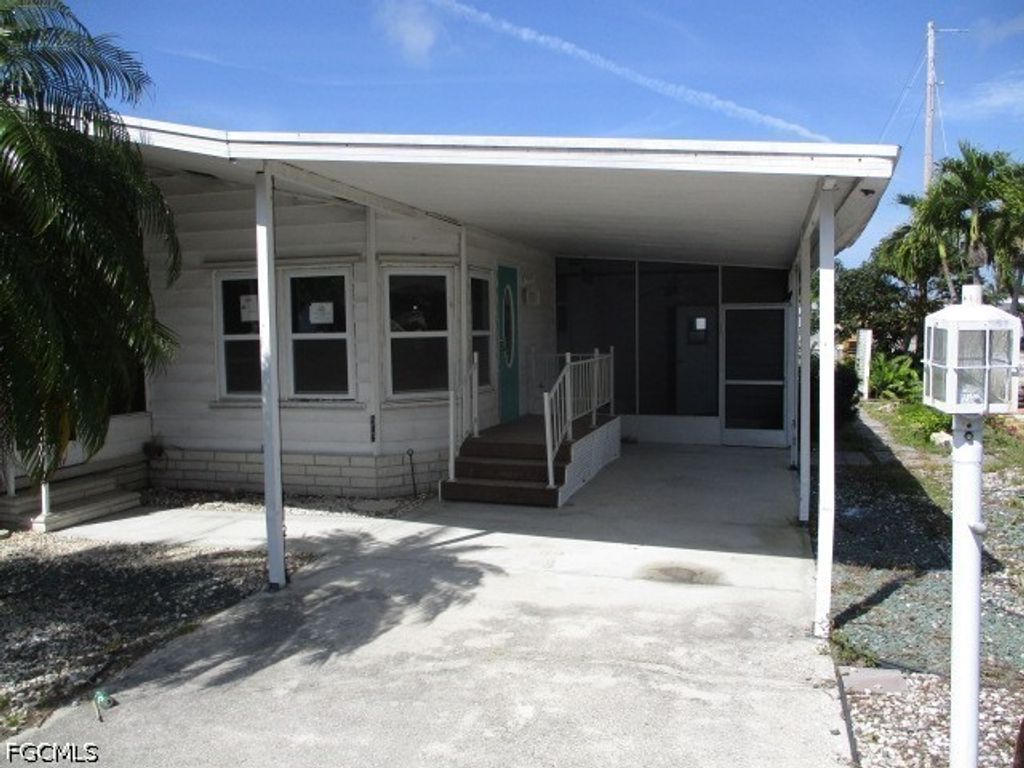 7151 Drum Dr, St James City