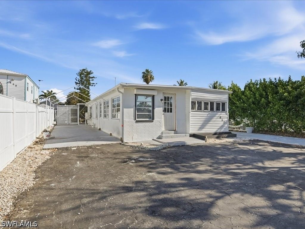 657 Palm Ave E, Goodland