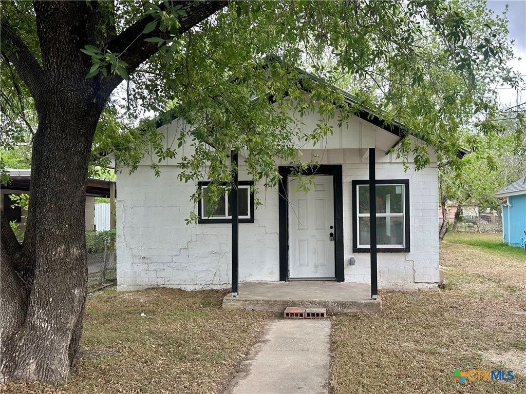 929 Veterans Street, Seguin