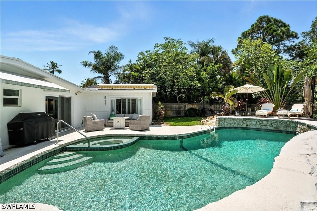 1063 22nd Ave N, NAPLES