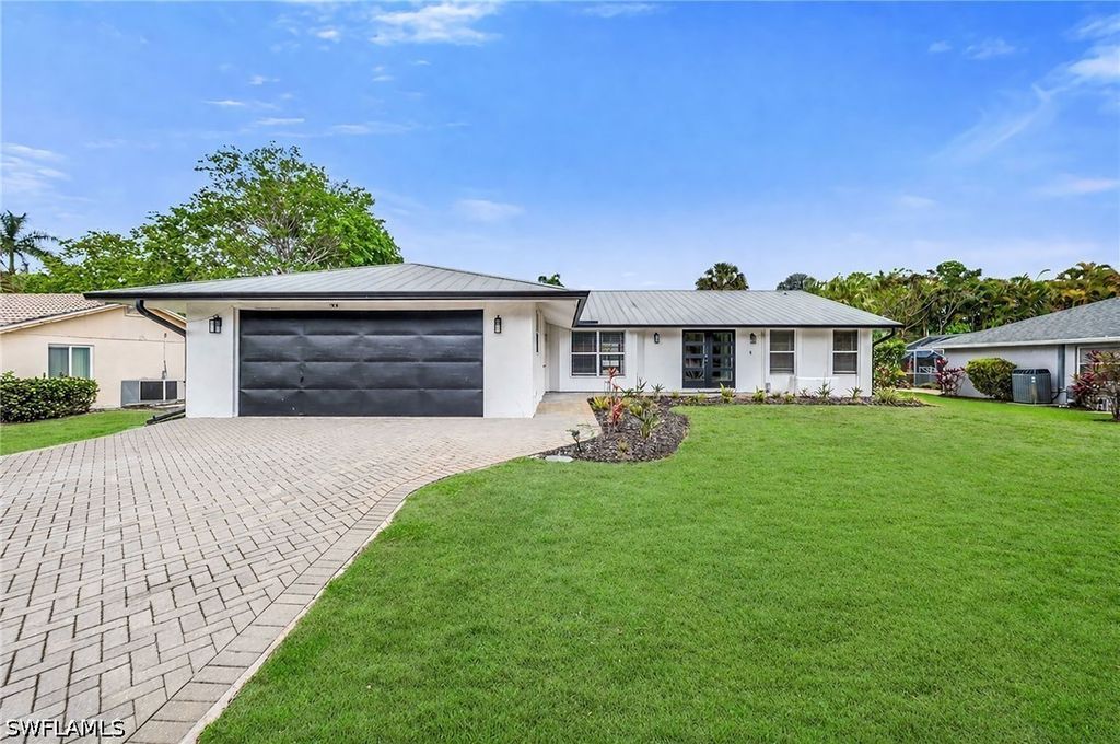 225 Pebble Beach Cir, Naples