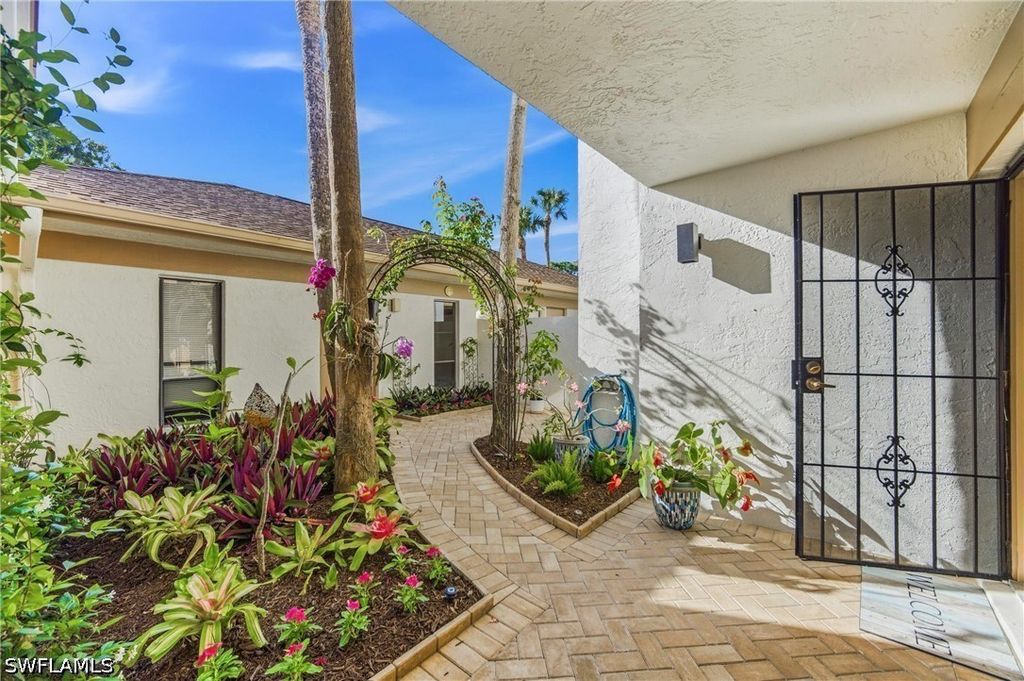 517 Lake Louise Cir 103, Naples