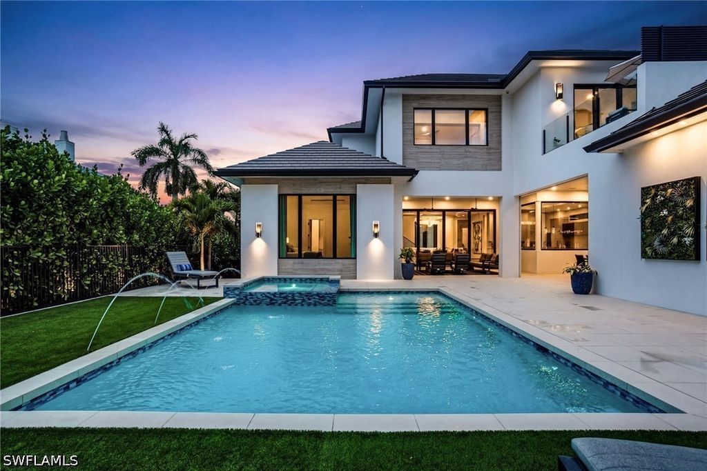 264 8th Ave S, NAPLES