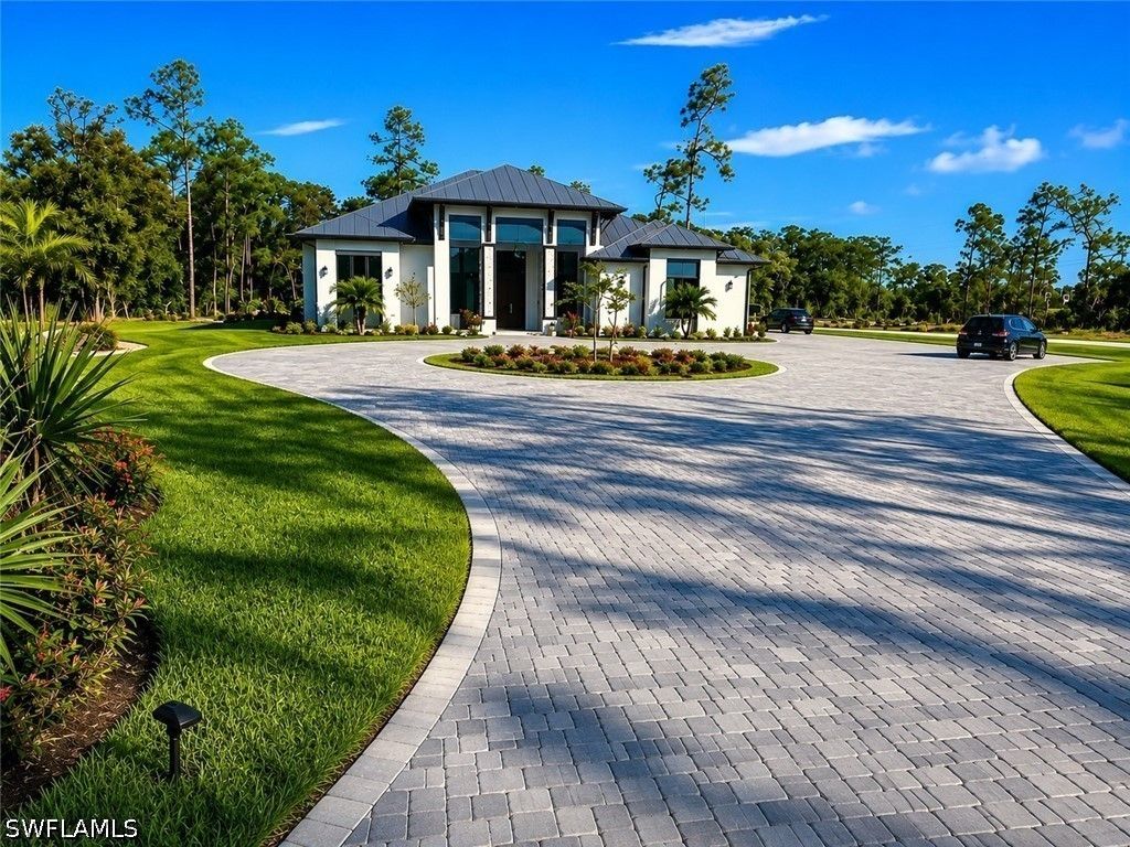 6423 Livingston Woods Ln, Naples