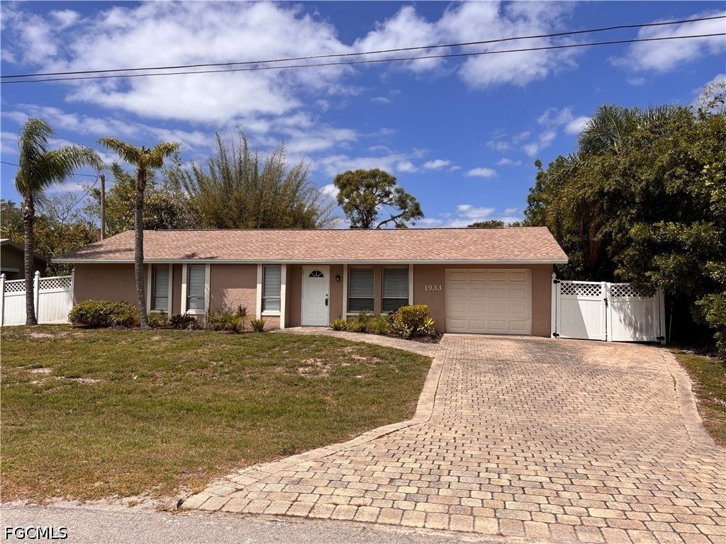1933 Flamingo Dr, North Fort Myers
