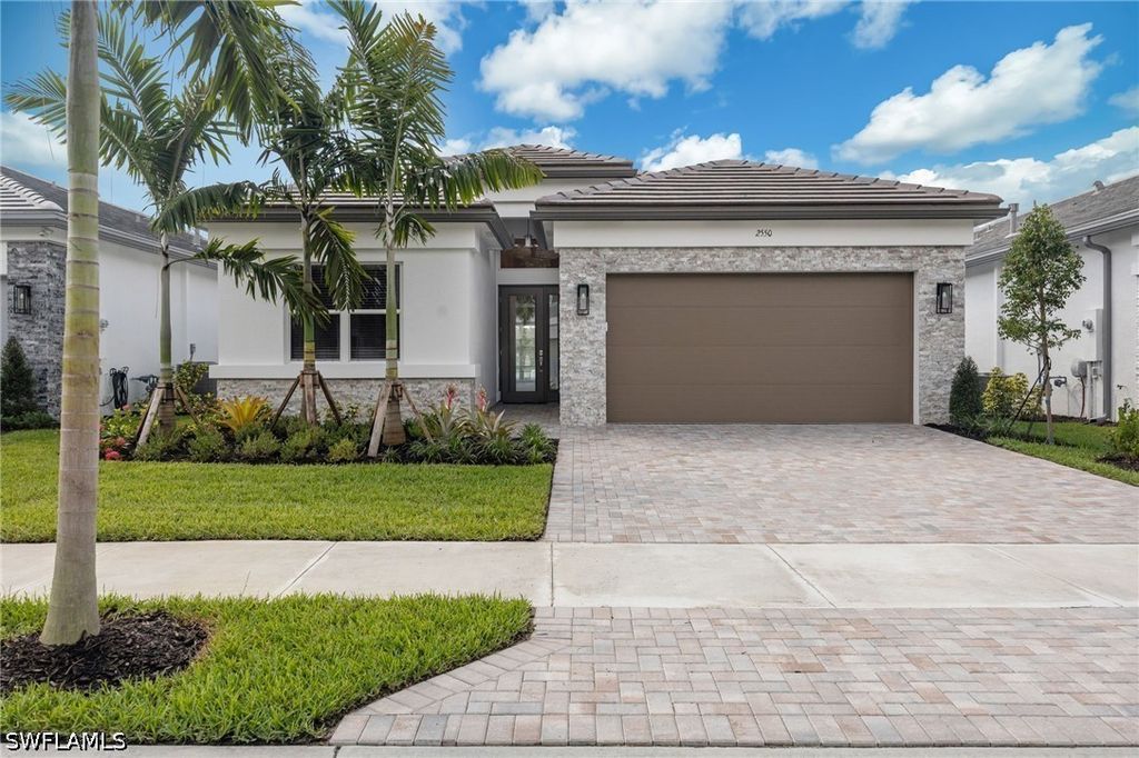 2550 Kingfisher Dr, Naples
