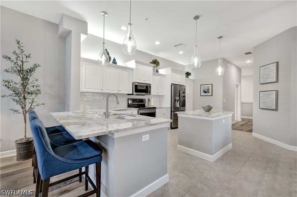 8661 Piazza Del Lago Cir 204, Estero