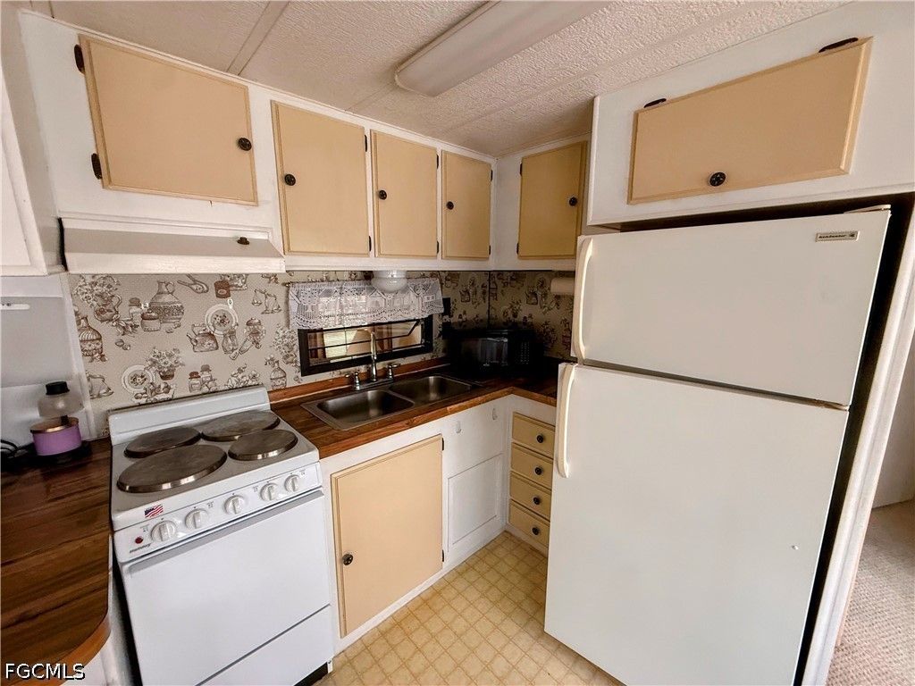 15 Fountain View Blvd, NORTH FORT MYERS
