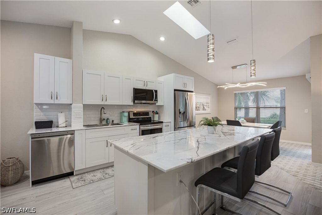 290 Emerald Bay Cir L5, NAPLES
