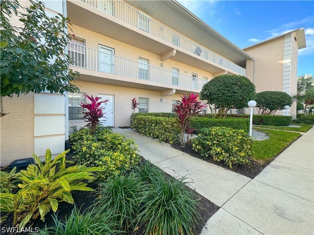 3250 Cypress Glen Way 424, Naples